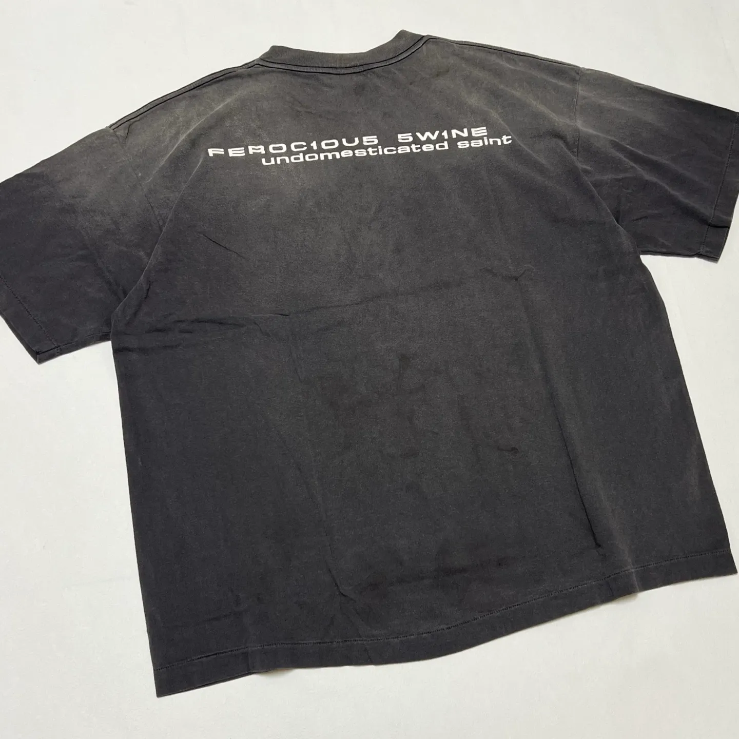 SAINT Mxxxxxx SS TEE/ALIEN/BLK Dark Alien Retro Distressed Short Sleeves Washed Black S-XL SAINT Mxxxxxx continues this year's gothic dark style Ultra-difficult alien printing technology Absolutely top-notch Professional water washing plant jointly owned by Hong Kong businessmen Ultra-high standard restoration ZP Correct collar label/wash water label/cherub label The difference is based on pictures and goods